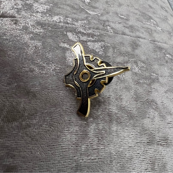 Disney pin collectors trading pins sparkle grey gold Disney parks merchandise - Picture 3 of 7